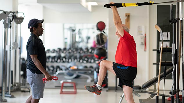 Man going through physical therapy guided by a Cleveland Clinic Canada Sports Medicine specialist.